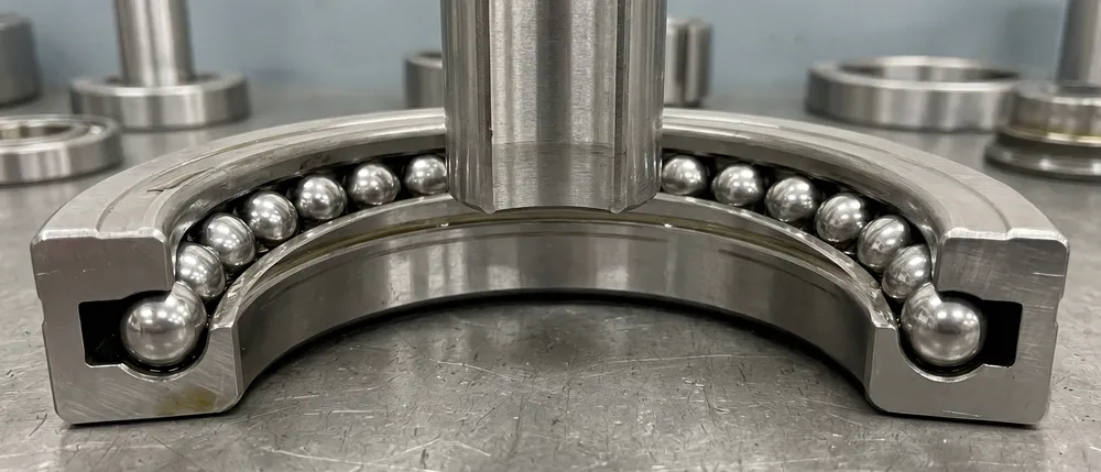 Full-circle steel ball-bearing race cross-section showing even load distribution across rotation path