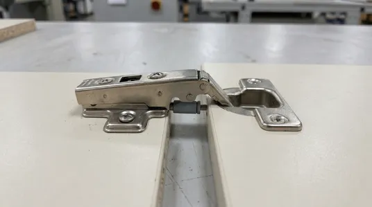 Soft-close hinge mechanism with integrated damper